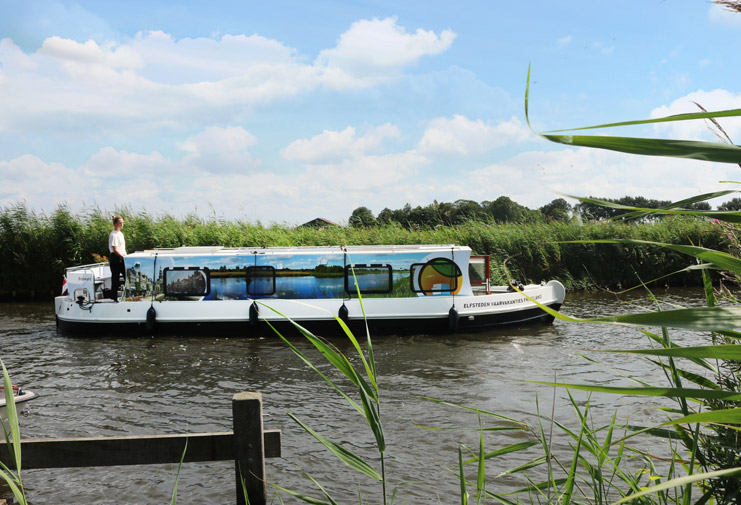 Elektrische houseboat huren in Friesland