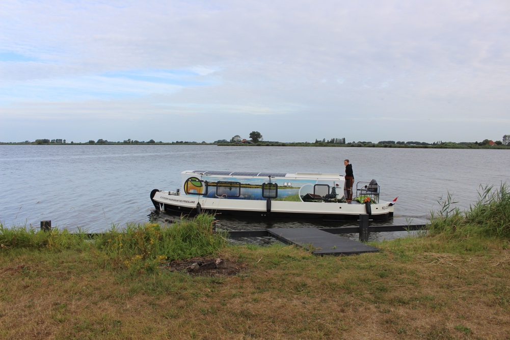 Elektrische houseboat huren in Friesland
