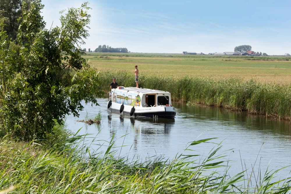 Elektrisch motorjacht huren in Friesland