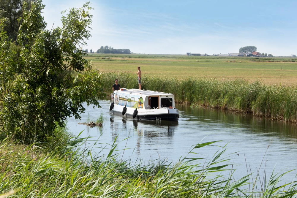 Elektrische motorboot huren in Friesland