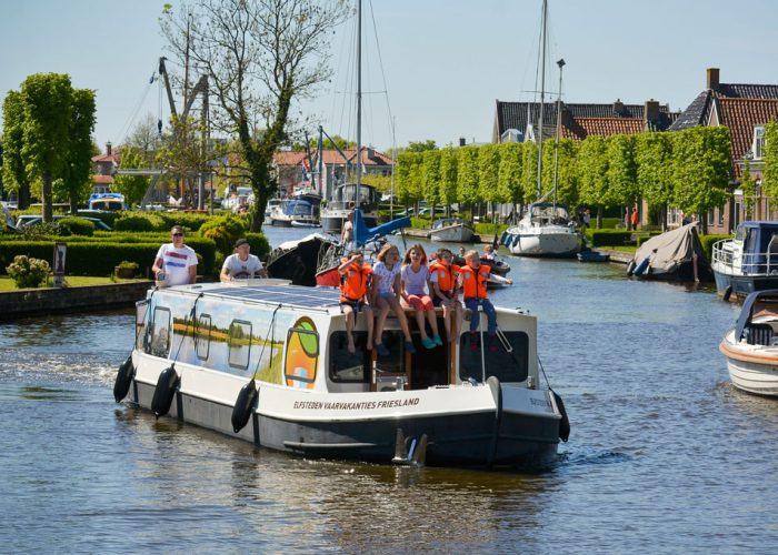 Elektrische houseboat huren in Friesland